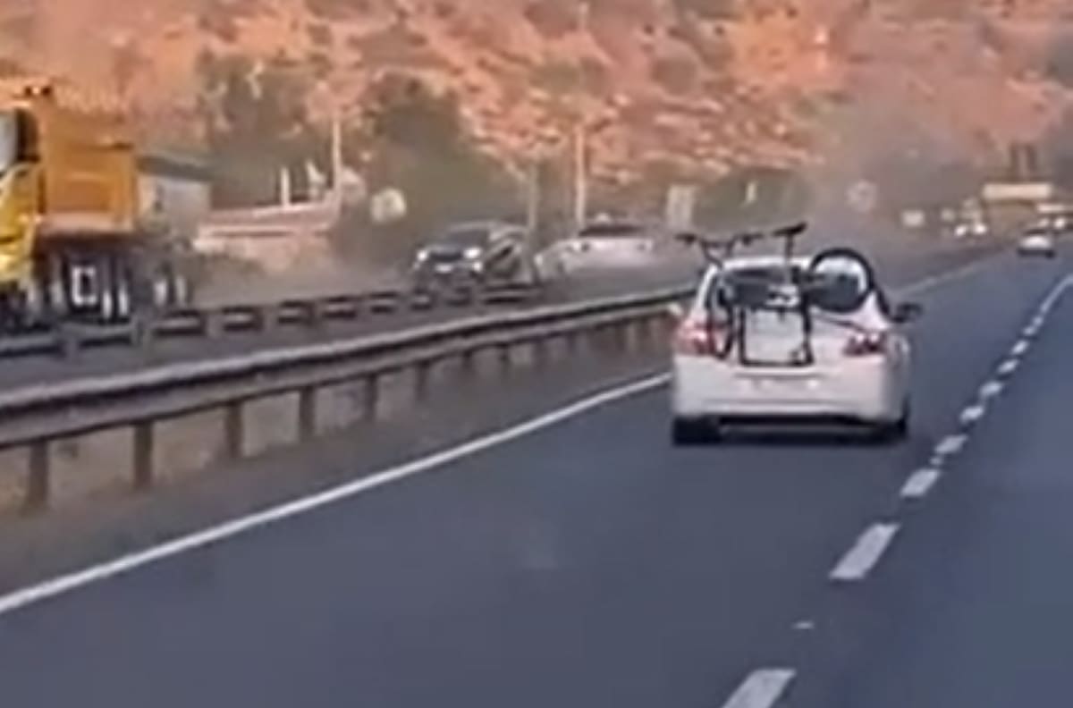 VIDEO | Vehículo avanzó contra el tránsito en Ruta 5: Terminó chocando contra barreras de contención