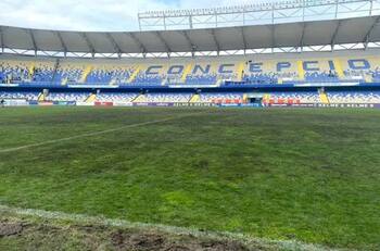 “Con el aire y el sol no se arregla”: lapidan cancha de tradicional estadio del fútbol chileno