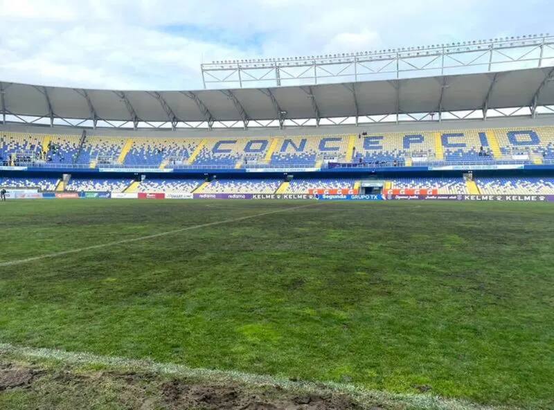 La cancha del Ester Roa Rebolledo no da para más.