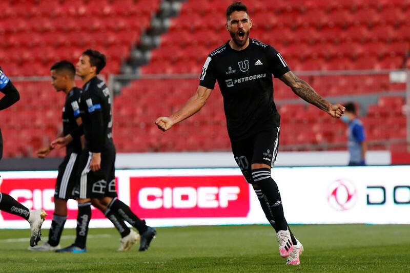 Futbol, Universidad de Chile vs Santiago Wanderers.
Décimoctava fecha, campeonato nacional 2020.
El jugador de Universidad de Chile Joaquin Larrivey celebra su gol contra Santiago Wanderers durante el partido por primera division jugado en el estadio Nacional.
Santiago, Chile.
15/11/2020
Marcelo Hernandez/Photosport
Football, Universidad de Chile vs Santiago Wanderers.
18th date, 2020 National Championship.
Universidad de Chile's player Joaquin Larrivey celebrates his goal against Santiago Wanderers during first division football match at the Nacional stadium.
Santiago, Chile.
15/11/2020
Marcelo Hernandez/Photosport