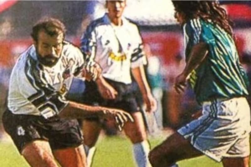 Una imagen que le duele al hincha de la U: cuando el paraguayo jugó por Colo Colo.