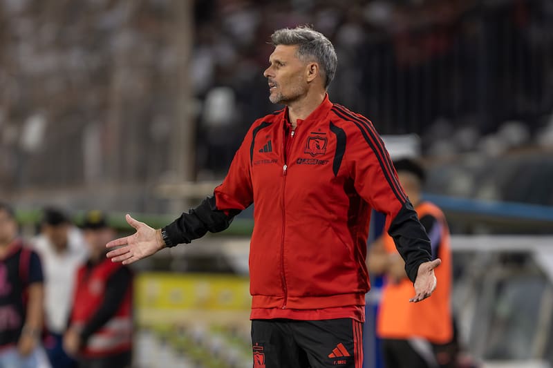 El DT no está del todo convencido en sumar un nuevo refuerzo. Foto: Felipe Escobedo / En Cancha