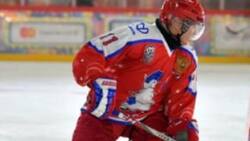 Vladimir Putin sorprende con su talento jugando hockey sobre hielo en Moscú