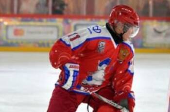 Vladimir Putin sorprende con su talento jugando hockey sobre hielo en Moscú