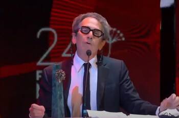 Alfredo Castro recibe prestigioso premio en Málaga y lo dedica a la Convención Constituyente: "Pinochet ha muerto"