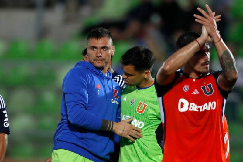 Cristopher Toselli y Cristóbal Campos tras el empate entre la U y Deportes Copiapó. Foto: Aton.