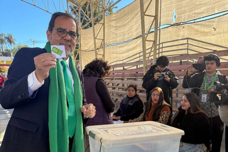 El candidato por la Federación Regionalista Verde Social votó en su comuna natal, en la región de Atacama.