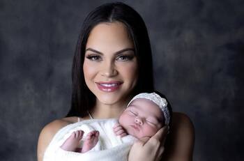 Natti Natasha compartió la primera sesión de fotos familiar junto a su hija, Vida Isabelle