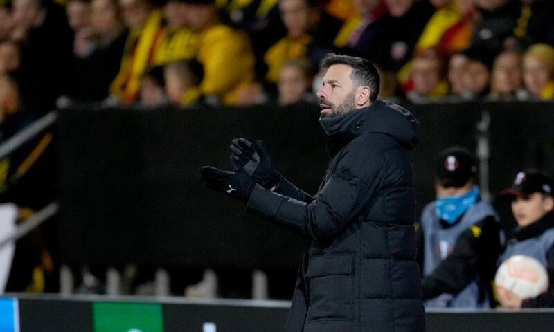 El neerlandés regresa a Manchester, esta vez como parte del staff técnico de ten Hag. Créditos: @rvnistelrooij.