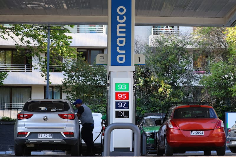Desde este jueves 5 de marzo comenzará un alza promedio de hasta $20 por litro. Foto: Agencia Aton.