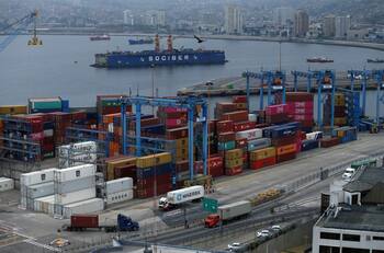 Coletazos del bloqueo de Piñera al tercer retiro en el TC: Agrupación mundial de portuarios amenaza con bloquear carga chilena