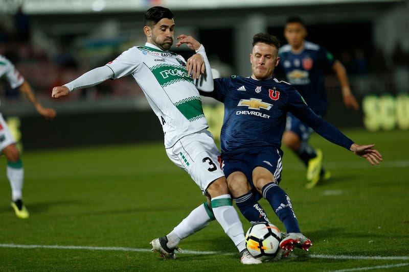 El defensa jugando por Temuco ante la U. Foto: Agencia ATON.
