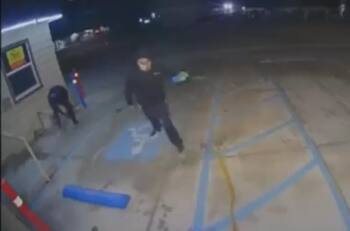 VIDEO | Sujetos se prenden fuego a sí mismos mientras intentaban quemar un local en California