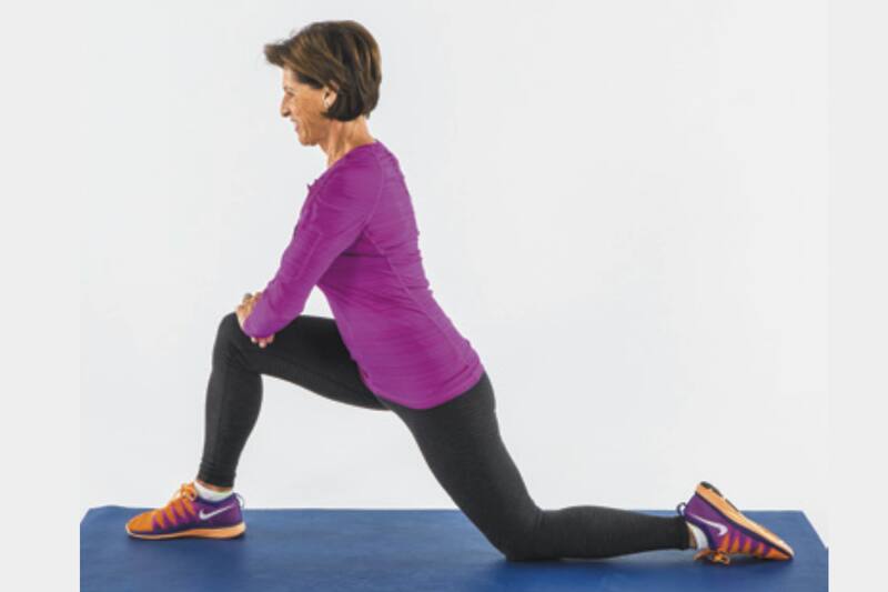 Este es el estiramiento del flexor de cadera de rodillas.