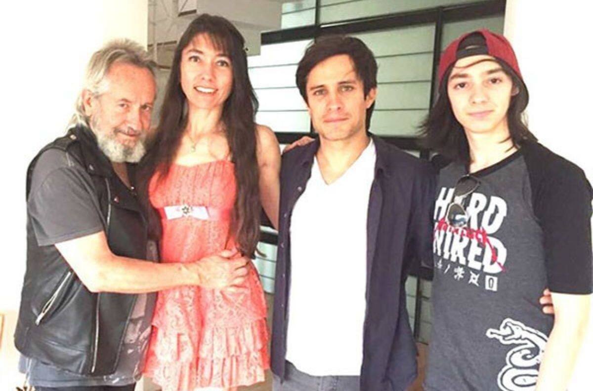 Viuda de José Ángel García, padre de Gael García, causa indignación por tomarse fotos junto al cadáver del actor