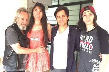 Viuda de José Ángel García, padre de Gael García, causa indignación por tomarse fotos junto al cadáver del actor