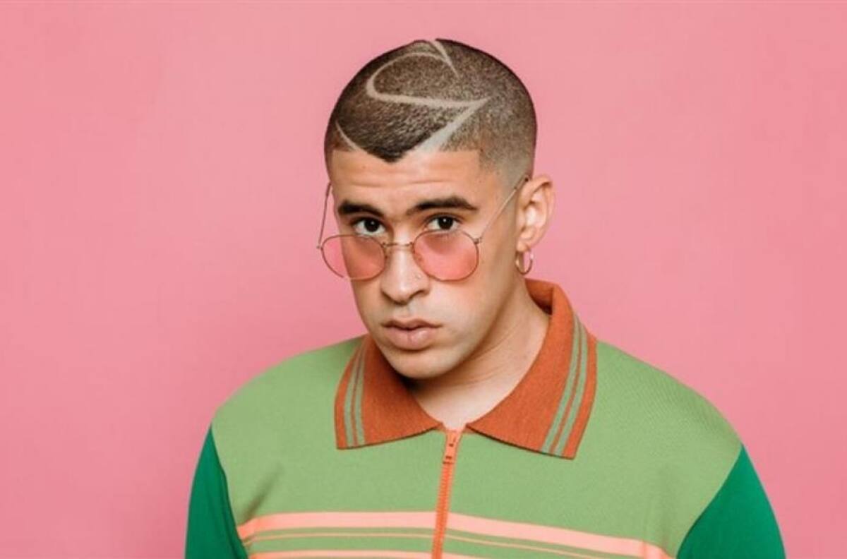 ¿El tatuaje es de verdad?: Bad Bunny sorprende con la palabra "venganza" en su cuello