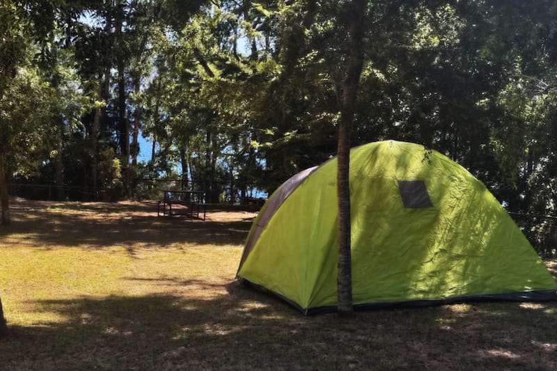 Donde puedes acampar con cercanía a un lago y gozando de una noche estrellada. Créditos: @camping.mane vía Instagram.