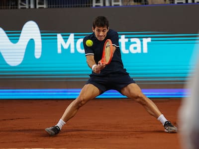¿A qué hora juegan Cristian Garin y Tomás Barrios este jueves en Roland Garros y cómo verlos en vivo?