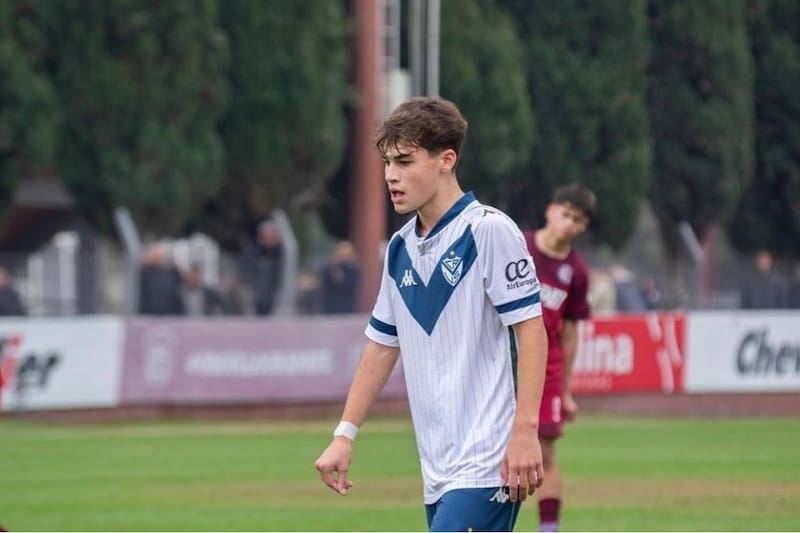 es figura en las series menores de Vélez Sársfield y fue convocado a la Selección Argentina Sub 17. Foto: Futchile_oficial.