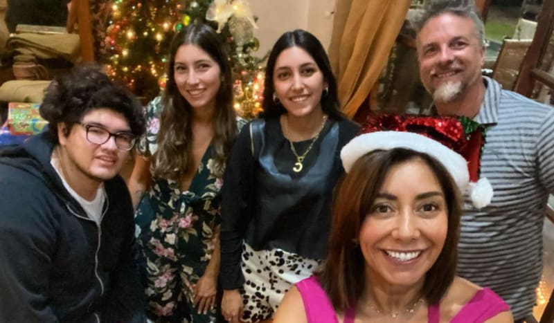 Carmen Gloria Arroyo junto a sus hijos y Bernardo Borgeat.