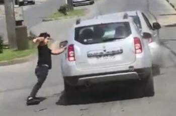 VIDEO | Choque intencional: Conductor colisiona vehículo en el que se encontraba menor de edad