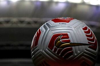 Plantel del fútbol chileno anuncia huelga y piden salida de su presidente: "Sólo nos dan un pan con jugo"