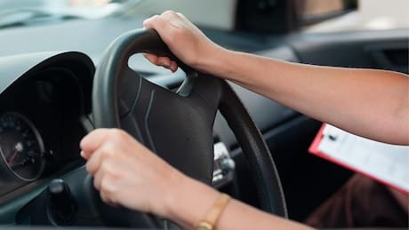 Curso de conducción gratuito para obtener licencia de conducir: Requisitos y cómo postular a este beneficio de Sence