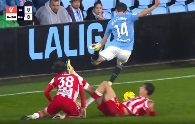 solo sufre en La Liga y ahora cómo Luka Romero fue golpeado por un compañero.