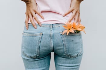 2 ejercicios seguros y sencillos en la pared para fortalecer los glúteos: ideales para mayores de 40