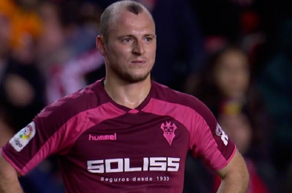 Suspenden partido entre Rayo Vallecano y Albacete por cánticos contra Román Zozulia