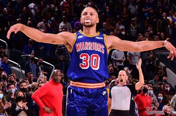 El show de Stephen Curry: 50 puntos y amenaza el récord de Ray Allen