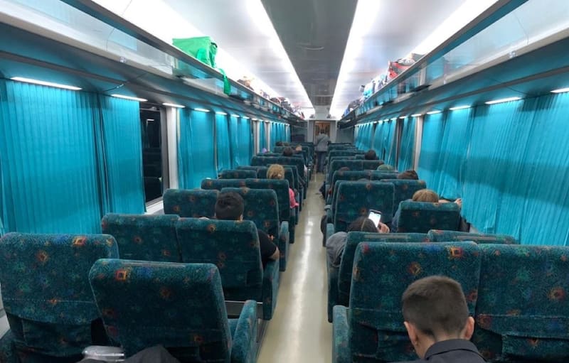 Los vagones cuentan con amplios asientos y cómodas instalaciones para sus pasajeros. Foto: EFE.