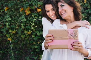 ¿Aún no sabes qué comprar? Te dejamos cinco ideas de regalos para el Día de la Madre