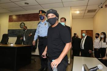 Ronaldinho quedó en libertad después de estar seis meses detenido
