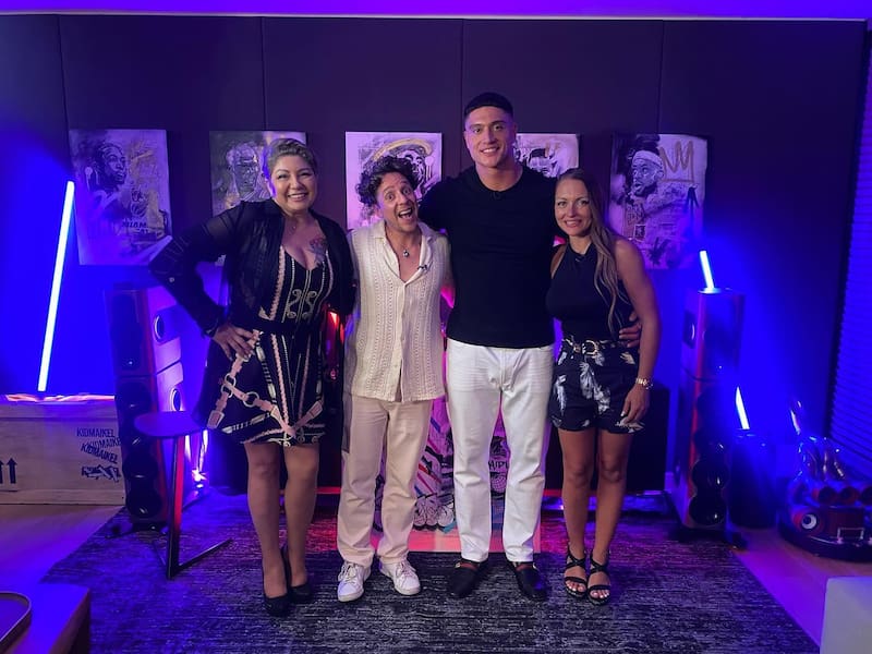 junto a sus compañeros en "La Divina Comida"