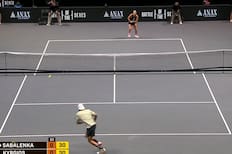 VIDEO | La extraña cancha en la Batalla de los Sexos entre Nick Kyrgios y Aryna Sabalenka: la razón