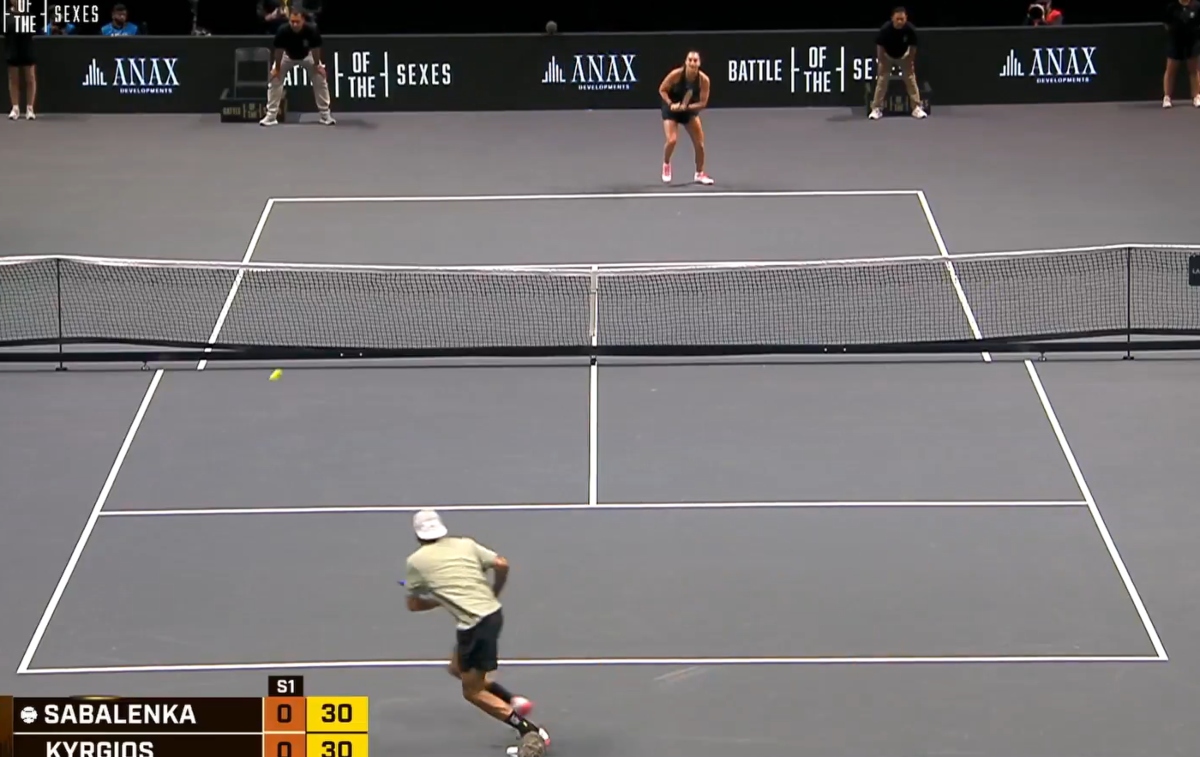 VIDEO | La extraña cancha en la Batalla de los Sexos entre Nick Kyrgios y Aryna Sabalenka: la razón