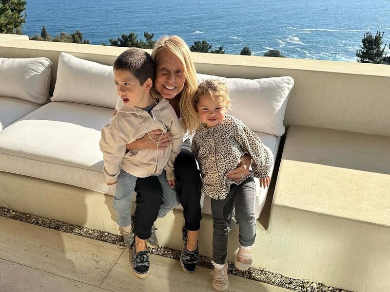 presentó a sus "casi nietos".