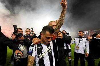 El "encendido" festejo de los ultras de Paok luego coronarse campeón de Grecia tras 34 años