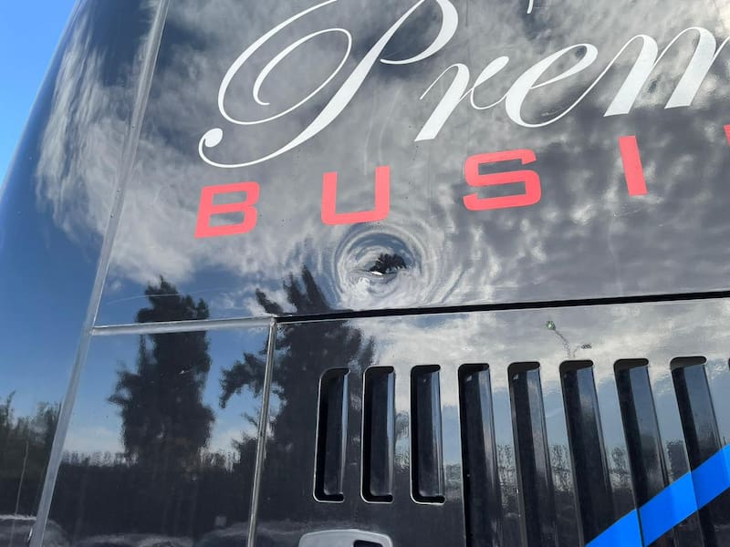 Los buses de la U quedaron seriamente dañados. (Fotos: Patricio Muñoz/En Cancha)