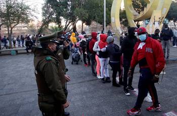 FOTOS: ciudadanos haitianos se aglomeraron en largas filas en Registro Civil de Santiago Centro