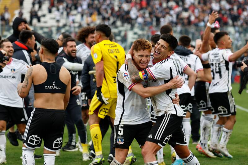 Los albos celebran un triunfo. (Foto: Agencia Aton)