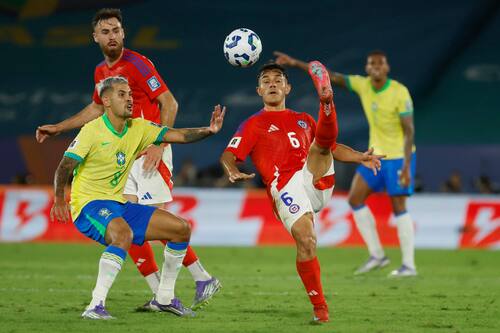 La tarea era titánica, cierto, pero el volante de Colo Colo no estuvo ni siquiera al nivel habitual que muestra en el torneo local. Foto: EFE