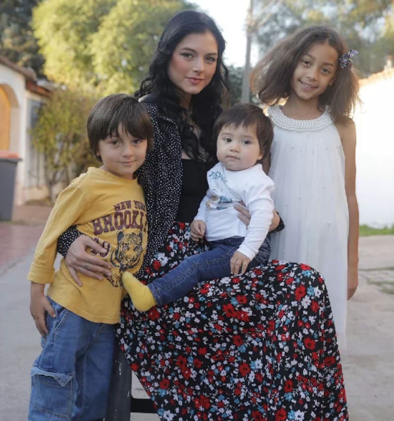 Gabriela Ernst junto a sus tres hijos. Foto: LUN.