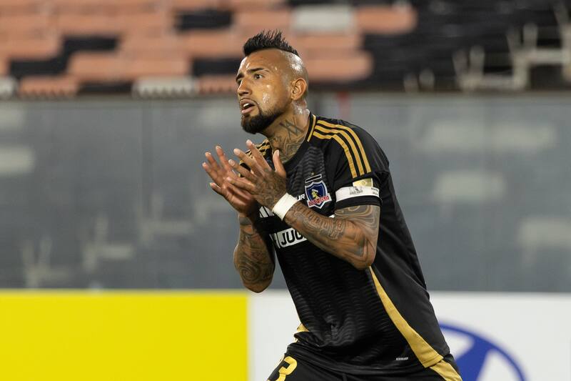 Arturo Vidal en el duelo de Colo Colo frente a Racing por Copa Libertadores.