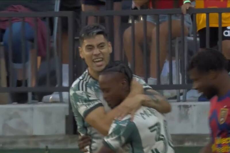 celebró su gol número 11 con la camiseta de los Portland Timbers en 2024.