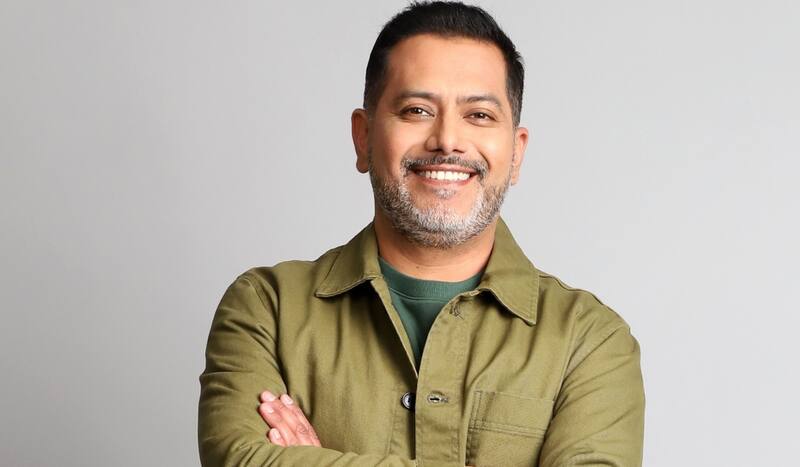 es un destacado humorista chileno.