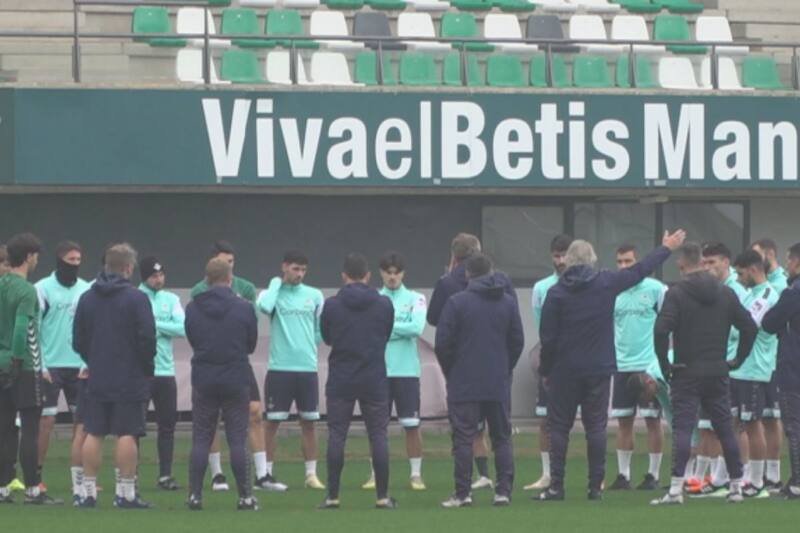 La charla que Manuel Pellegrini les dio a sus dirigidos este viernes, para levantar el ánimo del plantel. Foto: El Desmarque.