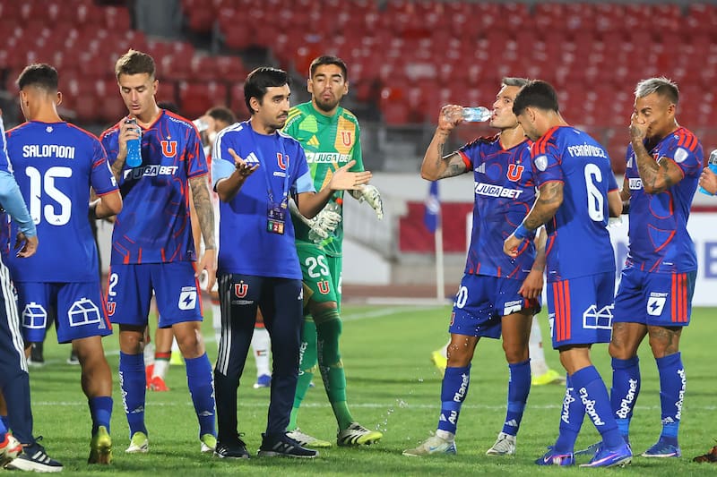 Francisco Meneghini junto con el plantel azul. En la imagen, se evidencia la desconexión con el plantle. Foto: Aton.